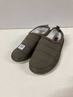 JACK AND JONES SLIPPERS SIZE 10