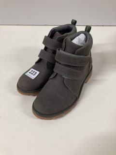 CLARKS CHILDRENS SHOES SIZE 12.5 (KIDS)