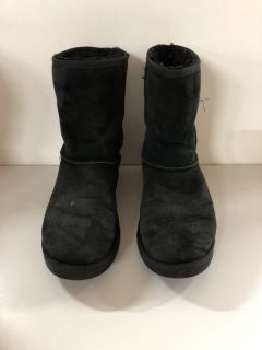 UGG BOOTS SIZE 9