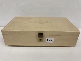 A VINTAGE JEWELLERY BOX AND CONTENTS (MPSS02868546)