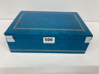A VINTAGE JEWELLERY BOX AND CONTENTS (MPSS02868546)