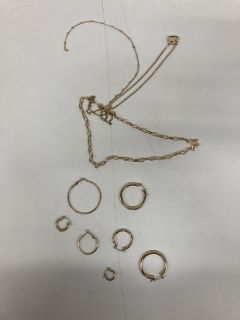 A SMALL COLLECTION OF GOLD TONE JEWELLERY (MPSA25738185)