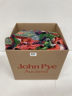 A BOX OF ASSORTED CLOTHING ITEMS TO INCLUDE AN INDIAN STYLE DRESS L