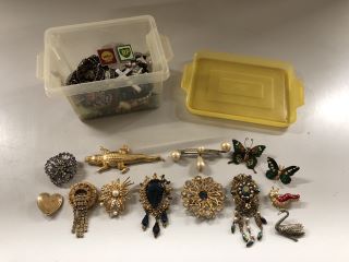 12 X TRUE VINTAGE BROOCHES ALSO A BOX OF VARIOUS VINTAGE BUTTONS, EARRINGS AND ED HARDY NECKLACE