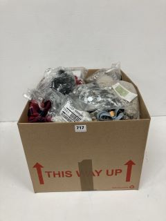 A BOX OF ASSORTED CLOTHING TO INCLUDE PULLOVER KNITTED TOP XL