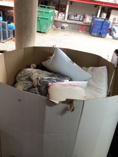 PALLET OF ITEMS INC PILLOWS/THROWS