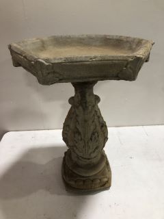 PALLET OF ASSORTED STONE GARDEN ORNAMENTS TO INCLUDE PEDESTAL PLANTERS AND BIRD BATH
