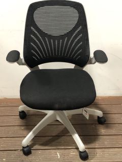 2X ASSORTED CHAIR TO INCLUDE GARDEN METAL CHAIR AND BLACK / GREY OFFICE CHAIR RRP £210