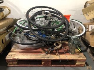 A PALLET OF ASSORTED CYCLING ACCESSORIES AND FRAMES TO INCLUDE AMERICAN CLASSIC REAR WHEEL AND INCOMPLETE FORME LONGCLIFFE FRAME