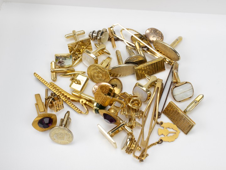 Gold Plated Metal Selection of Single and Paired Cufflinks and Tie pins, (Some Damaged)147.6g (VAT Only Payable on Buyers Premium)