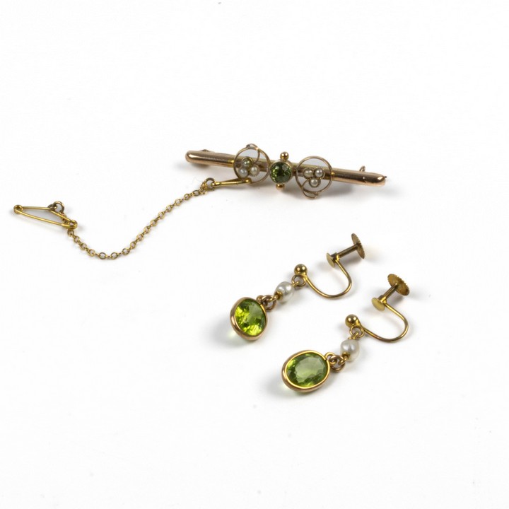 9K Green and White Stone Brooch, 4cm with matching Drop Earrings, 3cm, total weight 4.6g (VAT Only Payable on Buyers Premium)