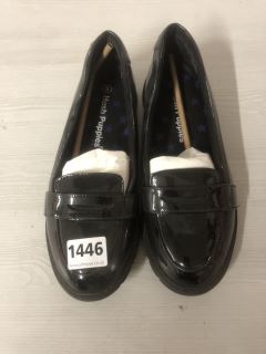 PAIR OF HUSH PUPPIES BLACK SHOES SIZE 5