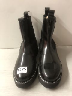 PAIR OF BLACK ANKLE BOOTS SIZE 38