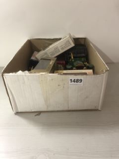 BOX OF ASSORTED VINTAGE COLLECTABLE CARS TO INCLUDE MODELS OF YESTERYEAR