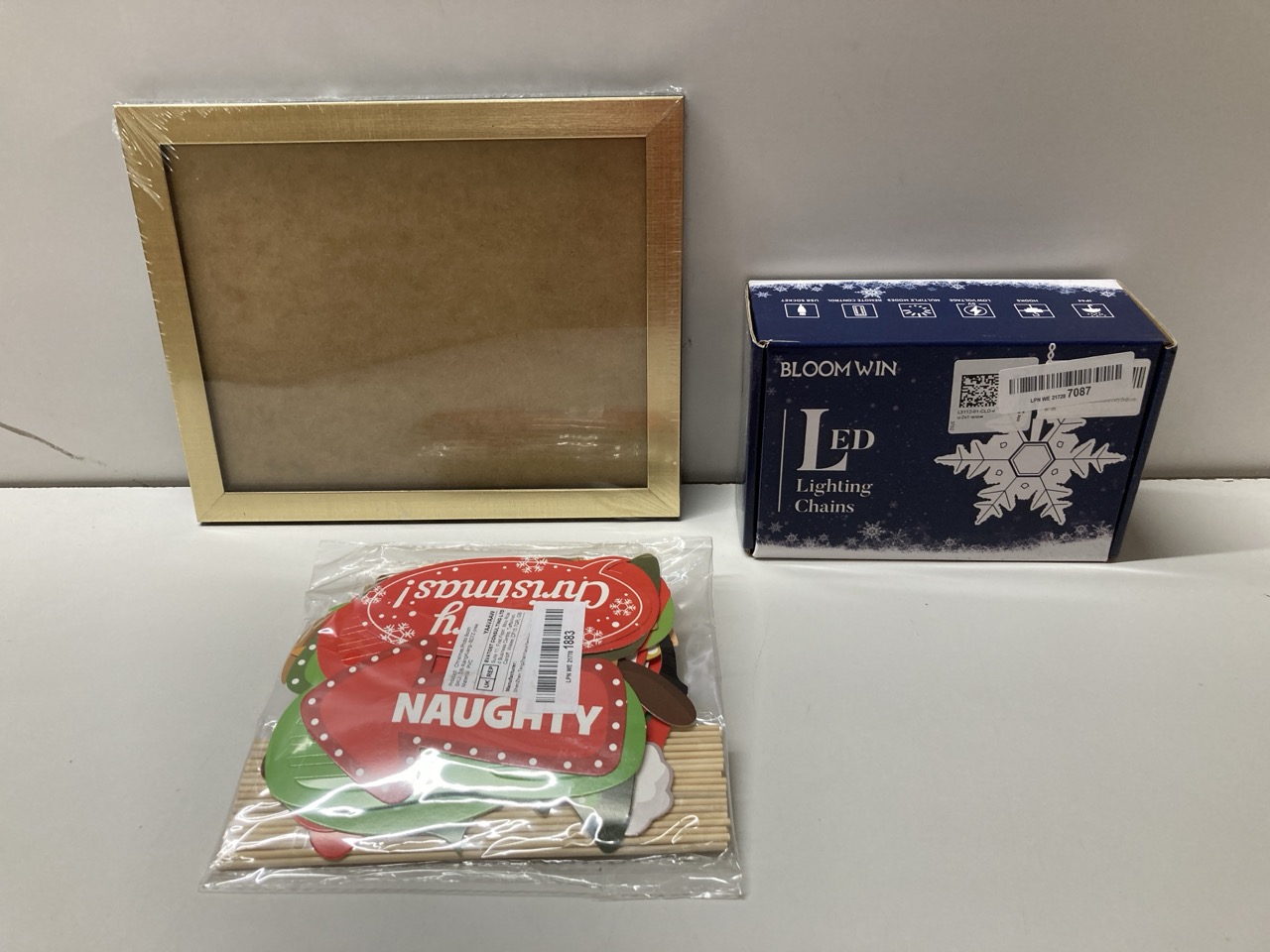 John Pye Auctions BOX OF ASSORTED ITEMS TO INCLUDE BLOOM WIN LED