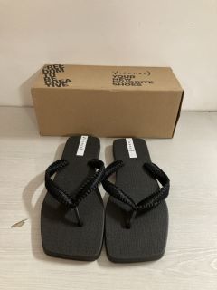 PAIR OF VICENZA SANDALS IN BLACK - SIZE 8/9