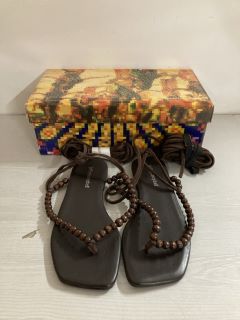 PAIR OF JEFFREY CAMPBELL XENIAH SANDALS IN BROWN - SIZE 7 - RRP $88