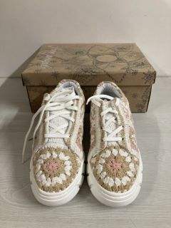 PAIR OF CATCH ME IF YOU CAN SNEAKERS IN BLUSH COMBO - SIZE 37 - RRP $138
