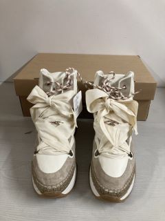 PAIR OF WOMEN'S DESIGNER TRAINERS IN IVORY - SIZE 39 - RRP £228