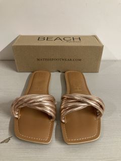 PAIR OF BEACH BY MATISSE SANDALS IN GOLD - SIZE 9