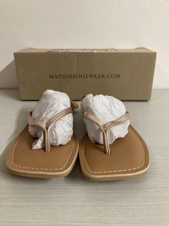 PAIR OF BEACH BY MATISSE SANDALS IN GOLD - SIZE 7M