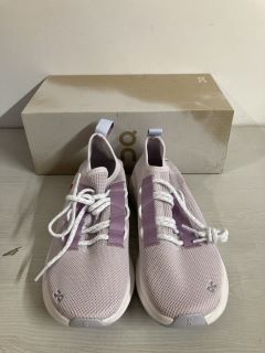 PAIR OF ON CLOUDEASY TRAINERS IN ORCHID - SIZE UK 7 - RRP $130