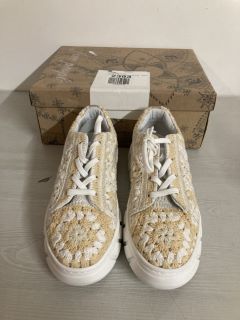 PAIR OF CATCH ME IF YOU CAN SNEAKERS IN CREAM - SIZE 38 - RRP $138