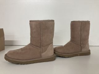 UGG CLASSIC SHORT BOOTS SIZE 6