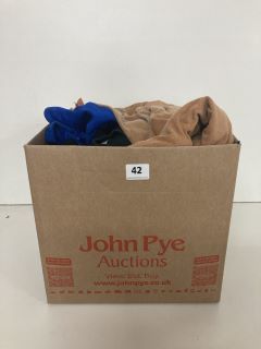 BOX OF ASSORTED CLOTHING TO INCLUDE GILDAN