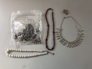 A COLLECTION OF ASSORTED VINTAGE JEWELLERY
