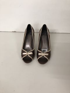 TWO PAIRS OF WOMEN'S SHOES TO INCLUDE PHASE EIGHT HEELS SIZE 6