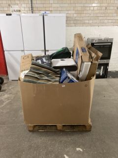 PALLET OF ASSORTED ITEMS TO INCLUDE RUSSELL HOBBS STEAM IRON & BEKO MICROWAVE