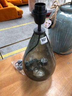 SMALL GLASS TABLE LAMP: LOCATION - B6