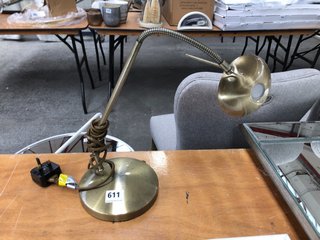 TABLE LAMP IN BRASS: LOCATION - B6