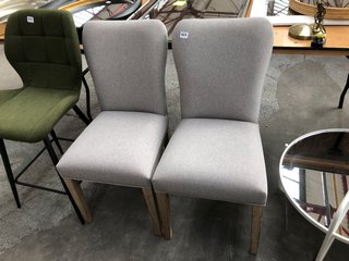 2 X DINING CHAIRS IN GREY FABRIC AND WOODEN LEGS: LOCATION - B6