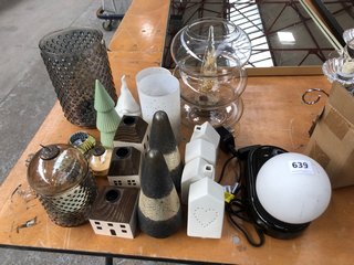 QTY OF ASSORTED ITEMS TO INCLUDE GLASS VASE: LOCATION - B6