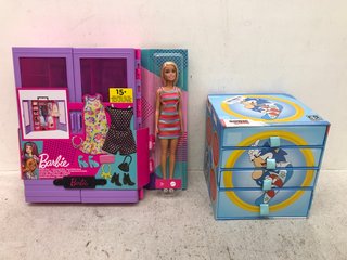 2 X ASSORTED CHILDREN'S ITEMS TO INCLUDE BARBIE ULTIMATE CLOSET: LOCATION - D1