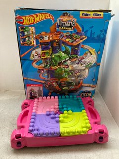 2 X ASSORTED CHILDRENS TOYS TO INCLUDE HOT WHEELS ULTIMATE GARAGE: LOCATION - A13