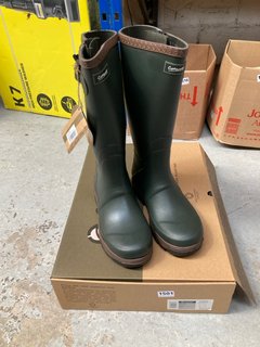 COTSWOLD COMPASS WELLIES IN GREEN SIZE: 11: LOCATION - A3