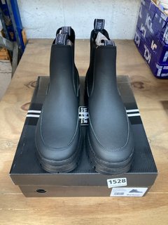 BARBOUR INTERNATIONAL MORGAN SLIP ON BOOTS IN BLACK SIZE: 4: LOCATION - A2