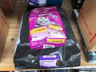 2 X ASSORTED PET FOOD ITEMS TO INCLUDE WHISKAS WITHY CHICKEN DRIED CAT FOOD PACK 1.9KG BB: 07/25: LOCATION - A1