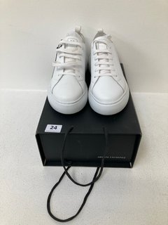 ARMANI EXCHANGE XDX043 LEATHER LACE UP TRAINERS IN WHITE SIZE: 7 RRP - £110: LOCATION - WHITE BOOTH