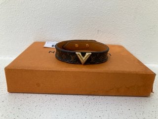 LOUIS VUITTON LOGO PRINT PUNCH HOLE LEATHER BRACELET IN BROWN RRP - £120: LOCATION - WHITE BOOTH