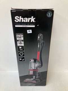 SHARK LIFT AWAY PET MODEL CORDED UPRIGHT VACUUM CLEANER RRP - £139: LOCATION - WHITE BOOTH