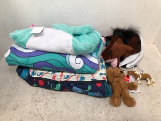 QTY OF ASSORTED CHILDRENS ITEMS TO INCLUDE DISCO DOLPHIN SLEEPING BAG: LOCATION - B9