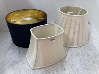 3 X ASSORTED LAMP SHADES TO INCLUDE BLACK AND GOLD LAMP SHADE: LOCATION - AR16