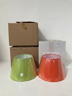 QTY OF ASSORTED SAZY LIGHTING ITEMS TO INCLUDE SAVANNAH PAPIER MACHE TABLE LAMP IN NAVY & ORANGE & GREEN LAMP SHADES: LOCATION - BR3