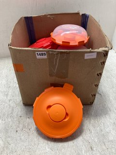 QTY OF PLASTIC FOOD STORAGE BOWLS WITH LIDS: LOCATION - BR7