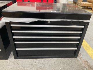5 DRAWER MEDIUM TABLE TOP METAL TOOL STORAGE BOX IN BLACK WITH SILVER HANDLES: LOCATION - A1