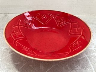 QTY OF 16CM BOWLS IN RED COLOUR: LOCATION - BR15